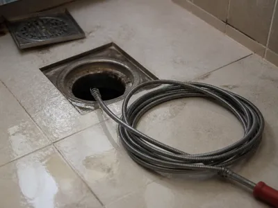 Desagüe de baño y muelle de desatasco preparados para un aviso en Molina de Segura